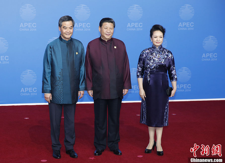 圖為習(xí)近平夫婦歡迎中國香港特別行政區(qū)行政長官梁振英。中新社發(fā) 杜洋 攝