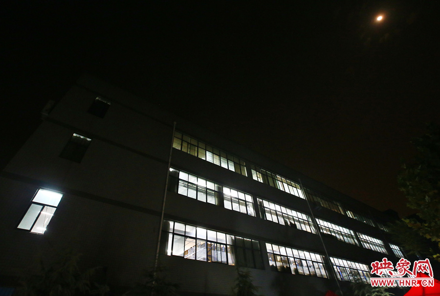 夜已深，燈火通明的大廳內(nèi)卻熱火朝天