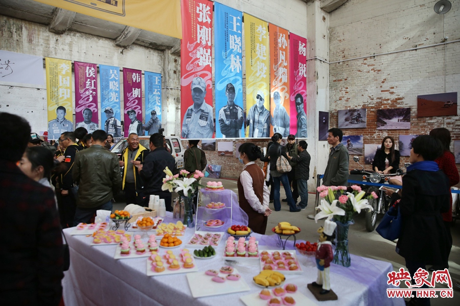 影展現(xiàn)場介紹河南籍賽車的手條幅掛滿展室。