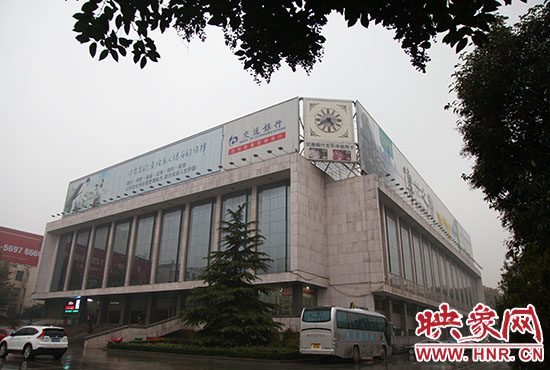 兩塊巨幅廣告牌仍然存在。