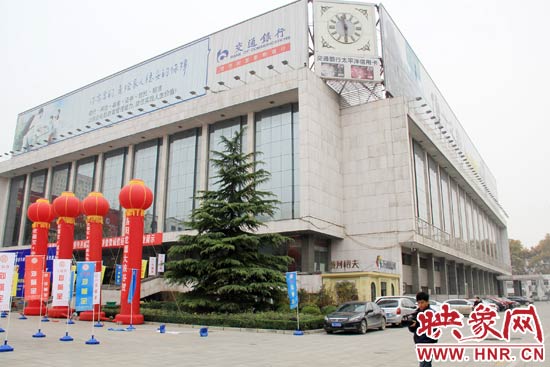 11月28日，記者從鄭州市政府獲悉，河南省人民會(huì)堂決定拆除違法存在10多年的巨型樓頂廣告。
