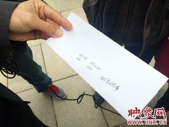 經(jīng)過初步測(cè)量，河南省人民會(huì)堂主樓的違法廣告牌面積為910平米。