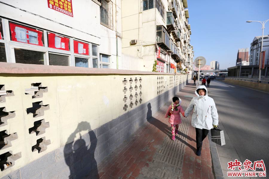 市民從墻外走過(guò)。