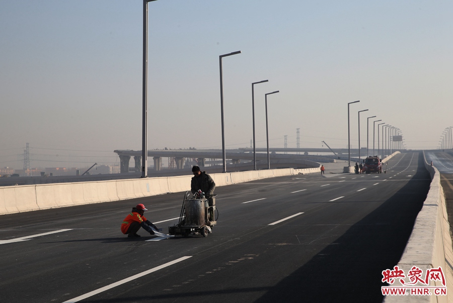 部門路段工人正在噴畫道路標(biāo)線。