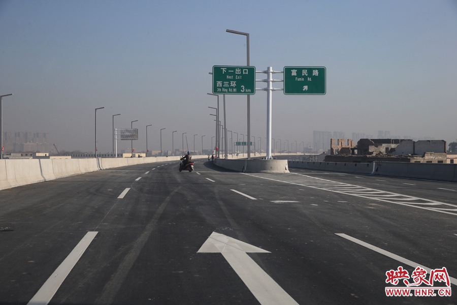 西三環(huán)方向與富民路出口。