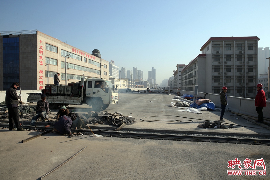 由西向東方向，嵩山南路出口以東，仍在緊張施工中。