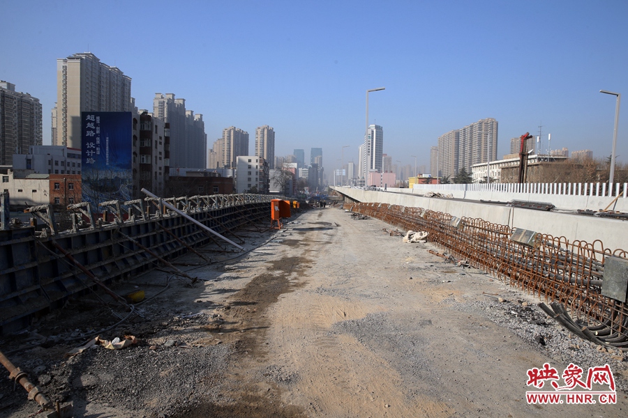 由西向東方向，嵩山南路出口以東，仍在緊張施工中。