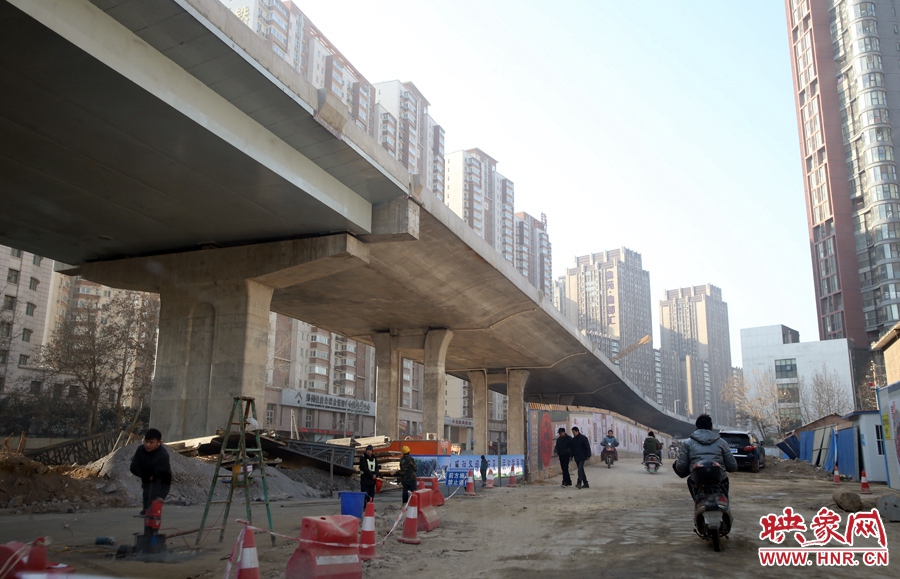 由西向東方向，嵩山南路出口以東，仍在緊張施工中。