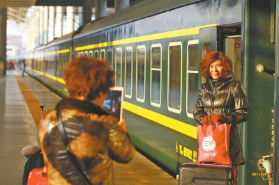 鄭州火車站又見綠皮車,車前留個影。