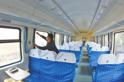 硬座車廂 藍色座套，清清爽爽。