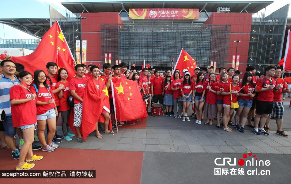 北京時間1月10日，中國隊迎來亞洲杯首場比賽，賽前中國球迷揮舞國旗進場，為國足助威。