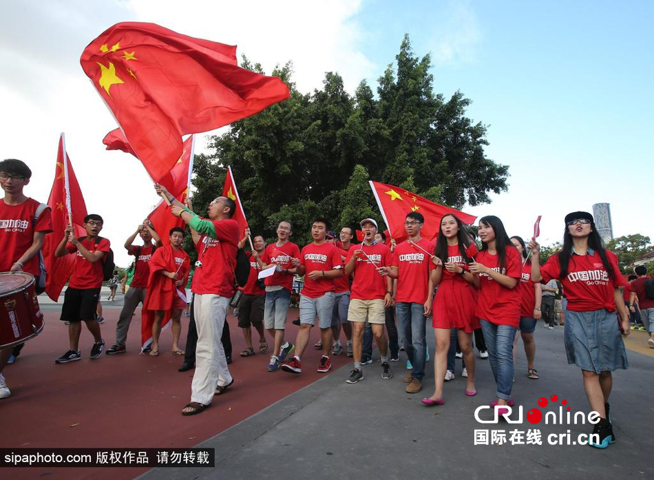 賽前中國球迷揮舞國旗進場，為國足助威。