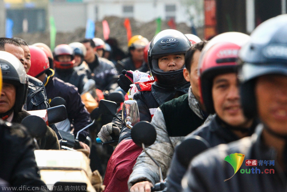2015年2月10日，廣東佛山，順德龍山加油站為返鄉(xiāng)摩托車免費加油。