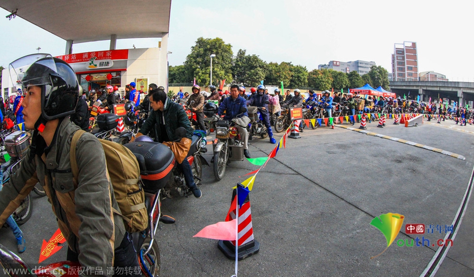 2015年2月10日，廣東佛山，順德龍山加油站為返鄉(xiāng)摩托車免費加油。