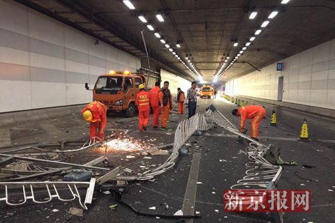 一輛蘭博基尼與一輛法拉利發(fā)生事故，現(xiàn)場狀況慘烈