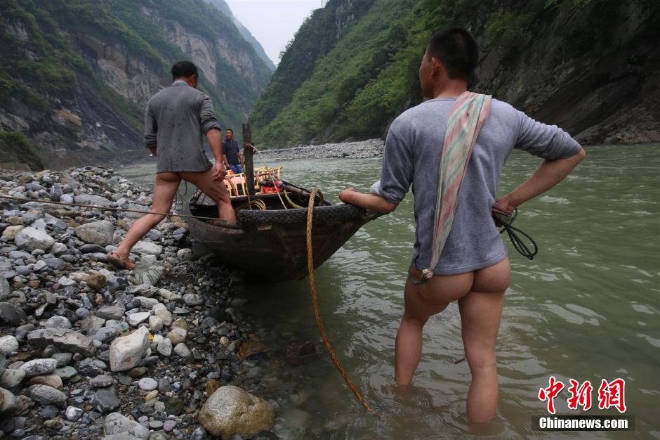 巴東神農(nóng)溪還保留著獨(dú)特的裸體纖夫拉纖景觀。