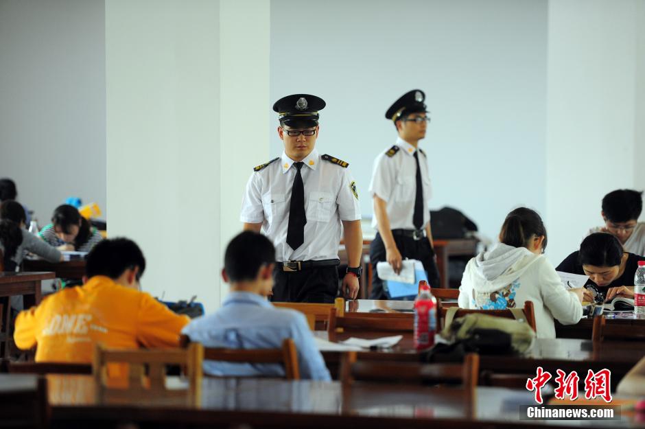 5月8日，武漢輕工大學(xué)圖書館保安黃凱、萬文杰在圖書館巡查。中新社發(fā) 張暢 攝