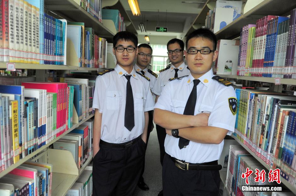 　5月8日，武漢輕工大學(xué)圖書館保安吳濤、江力、黃凱、萬文杰。中新社發(fā) 張暢 攝