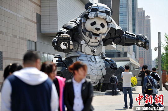 5月9日，遼寧沈陽，一商城門前廣場上驚現(xiàn)7米多高的熊貓鋼鐵俠，吸引不少人駐足拍照。