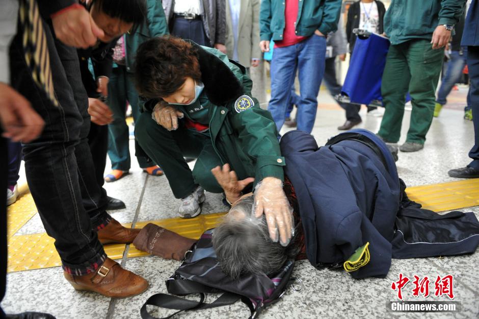 74歲老太地鐵站臺(tái)摔倒稱“有老保，不訛人”
