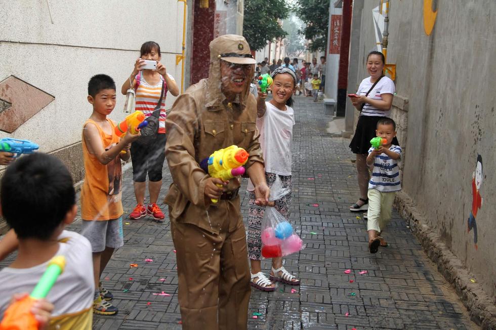 孩子們扮成八路軍手持水槍打鬼子。