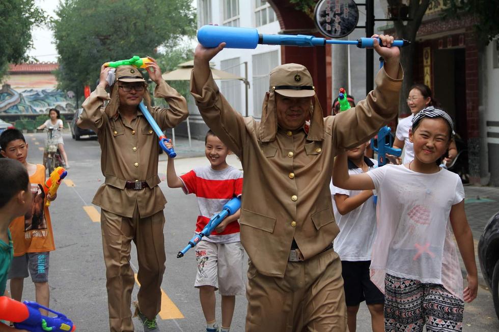 最終幾名鬼子被八路軍制服，被押著游街示眾，以此慶?？谷諔?zhàn)爭勝利70周年。