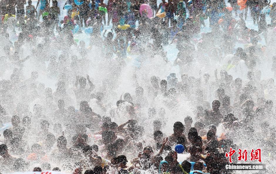 8月1日，民眾扎堆在南京湯山歡樂(lè)水魔方水上樂(lè)園戲水，享受“冰火兩重天”的涼爽和激情。連日來(lái)，中國(guó)大部分地區(qū)迎來(lái)高溫天氣。