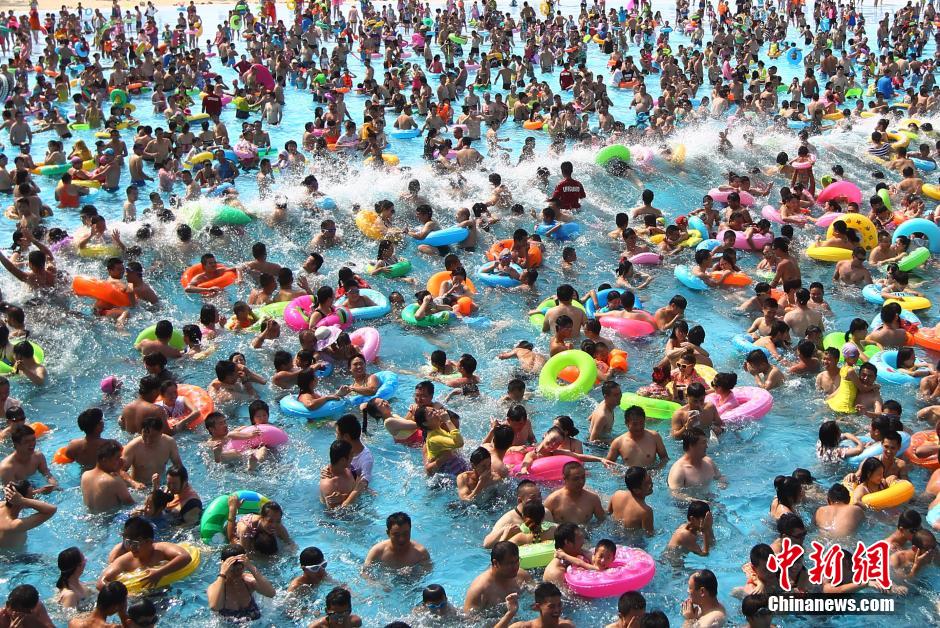 8月1日，民眾扎堆在南京湯山歡樂(lè)水魔方水上樂(lè)園戲水，享受“冰火兩重天”的涼爽和激情。連日來(lái)，中國(guó)大部分地區(qū)迎來(lái)高溫天氣。