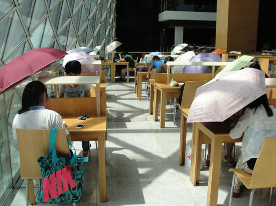 2015年8月2日，深圳圖書館，“太陽曬進來很熱的，我們都要撐著傘讀書?！? complete=