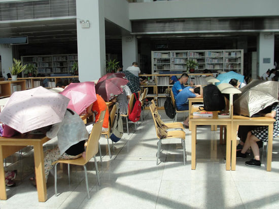 圖書館內(nèi)撐傘讀書的民眾。