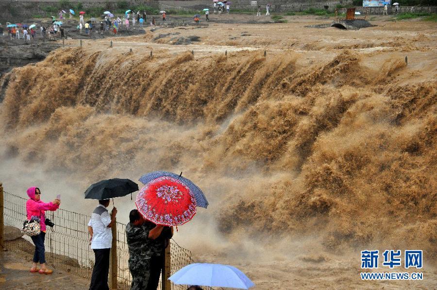 8月2日，游客在山西吉縣黃河壺口瀑布景區(qū)游覽觀瀑。