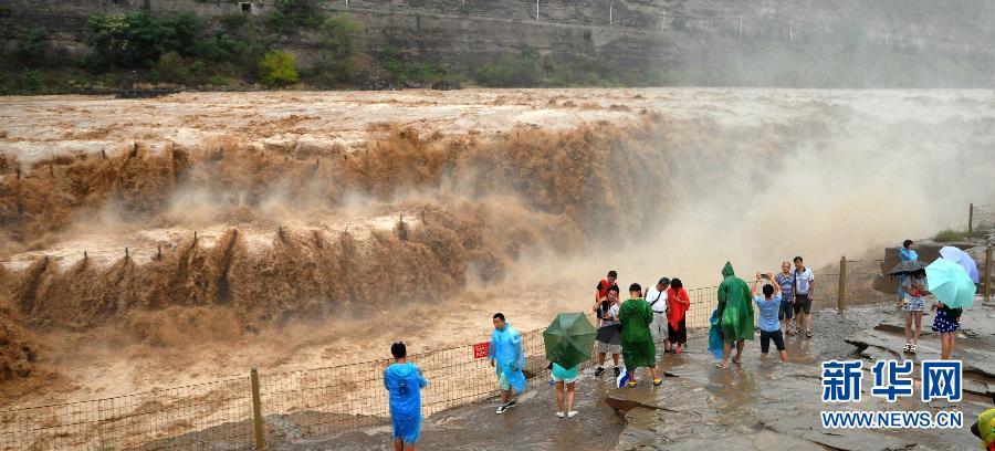 8月2日，游客在山西吉縣黃河壺口瀑布景區(qū)游覽觀瀑。