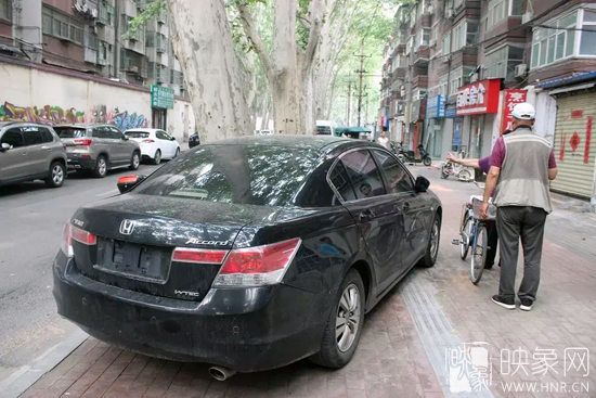 男子的車牌因是外地牌照，被小偷盜走。