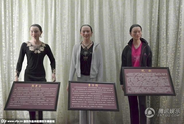 ，“華鎣山中外名人蠟像館”中的蠟像，被網(wǎng)友稱作“華鎣山農(nóng)貿(mào)服裝發(fā)布會”。