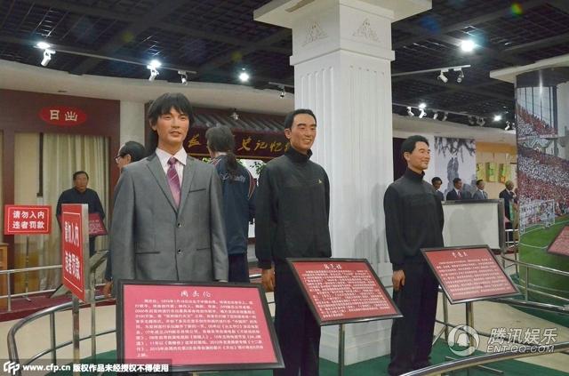 “華鎣山中外名人蠟像館”中的蠟像，被網(wǎng)友稱作“華鎣山農(nóng)貿(mào)服裝發(fā)布會”。
