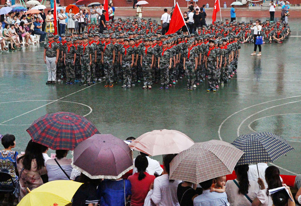 鄭州市，鄭州市第八中學會操表演當天突降大雨，但是同學們在雨中堅持完成了會操表演。