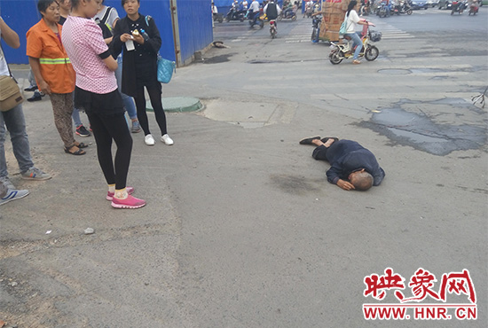 老人倒地后無(wú)人敢扶，過(guò)路市民拍照作證。