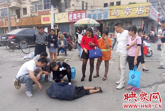 據(jù)附近環(huán)衛(wèi)工人介紹，老人是自己過(guò)路口時(shí)不小心摔倒的。