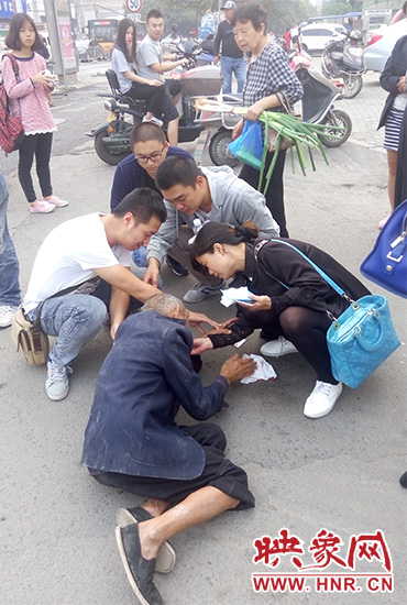 一些愛心市民在撥打了110和120后，上前給老人擦臉上的血跡。