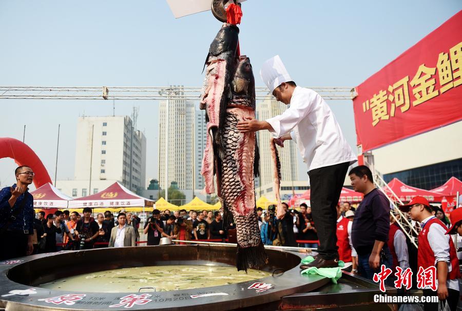 河南鄭州，一個直徑3.15米，深0.7米，可容納3噸高湯的“中原第一鍋”現(xiàn)場烹煮火鍋盛宴。
