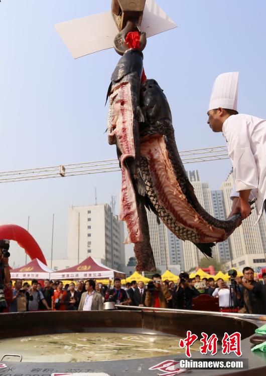 廚師對魚肉進行處理。 圖片來源：CFP視覺中國