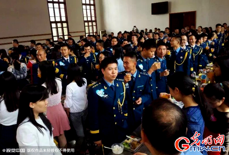 湖北武漢，“嫁人就嫁解放軍”，每年一屆的武漢軍旅姻緣會17日在駐漢空軍某指揮所文化活動中心舉行