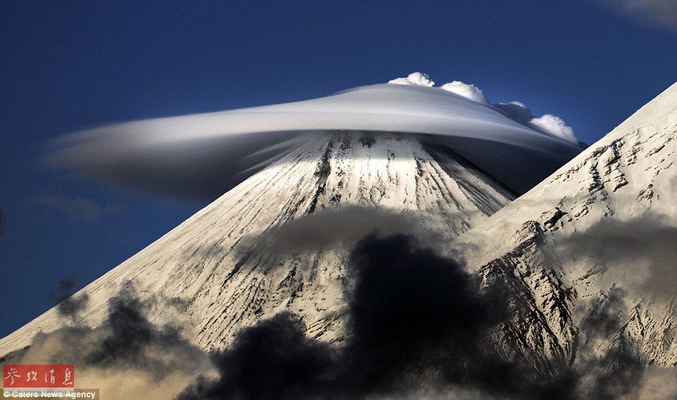 火山上籠罩著類似于外星飛碟形狀的云彩，場景猶如科幻大片。