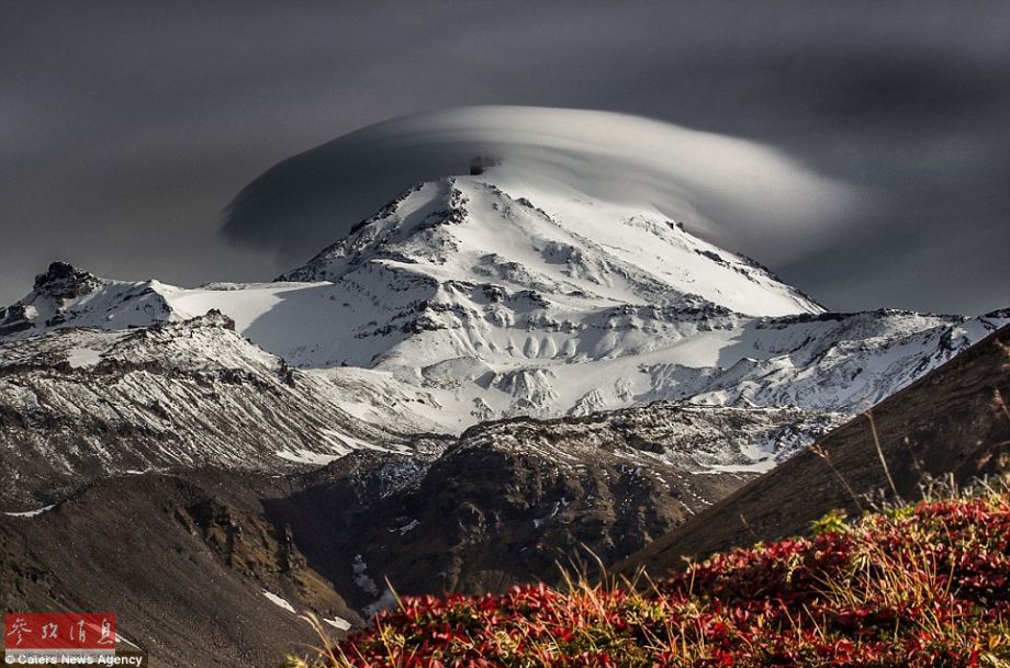 火山上籠罩著類似于外星飛碟形狀的云彩，場景猶如科幻大片。