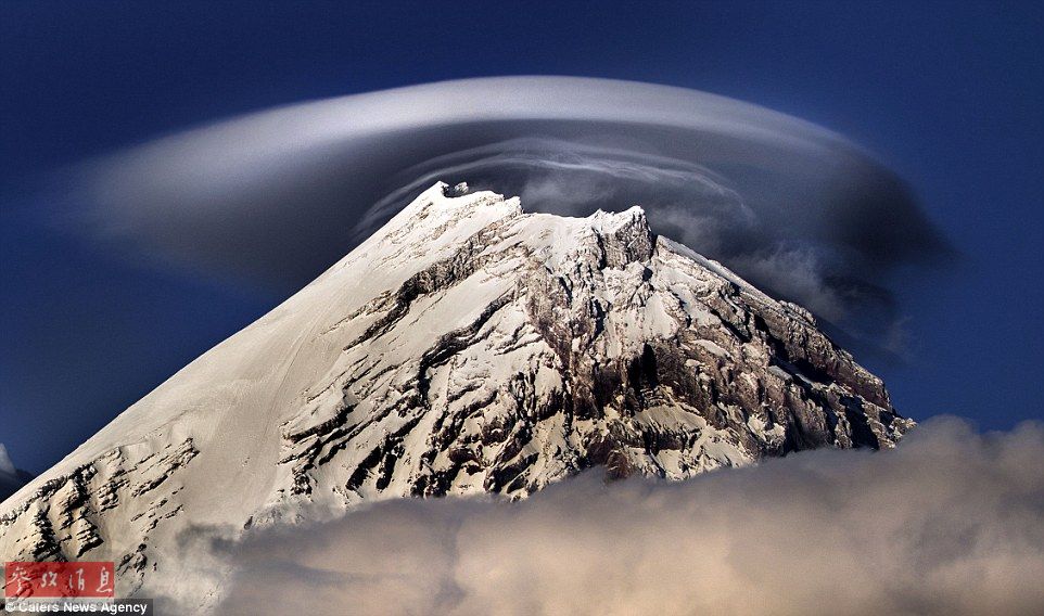 火山上籠罩著類似于外星飛碟形狀的云彩，場景猶如科幻大片。