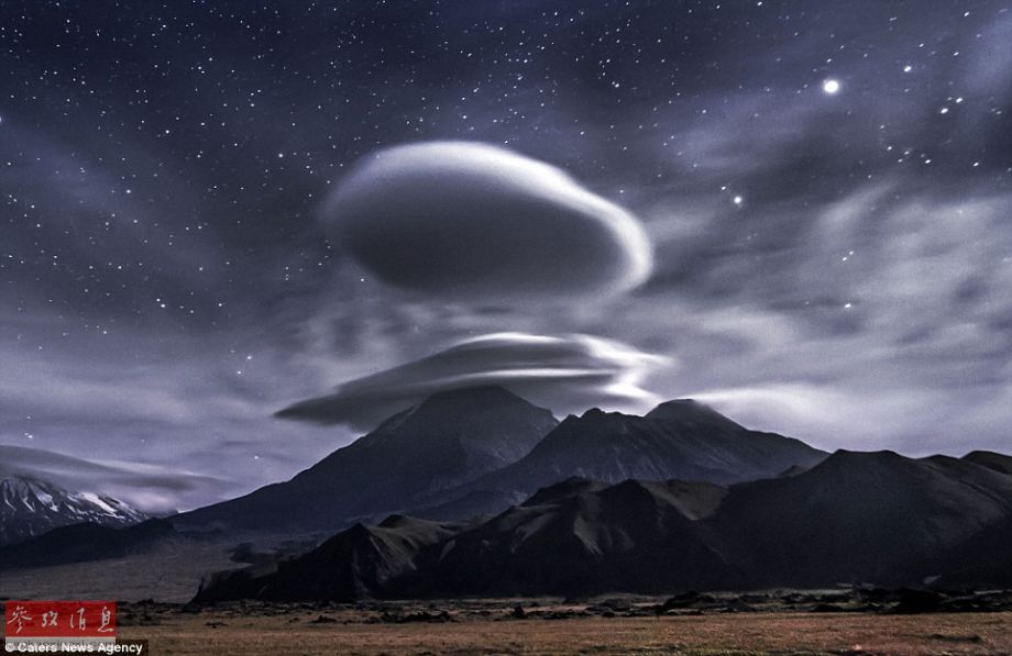 火山上籠罩著類似于外星飛碟形狀的云彩，場景猶如科幻大片。