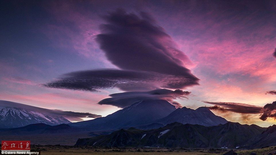 火山上籠罩著類似于外星飛碟形狀的云彩，場景猶如科幻大片。