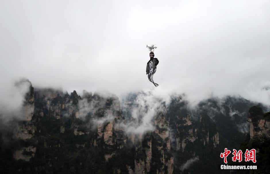 5名來自西安的大學(xué)生來到湖南張家界武陵源百龍?zhí)焯菥皡^(qū)為游客們上演了一場(chǎng)“萬圣空中幽靈秀”。