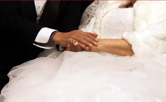 情人節(jié)最溫暖告白！84歲老人包下整樓示愛老伴
