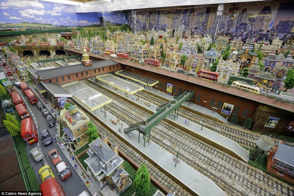 英國(guó)老人20年打造300平米“火車樂園” 耗資25萬英鎊